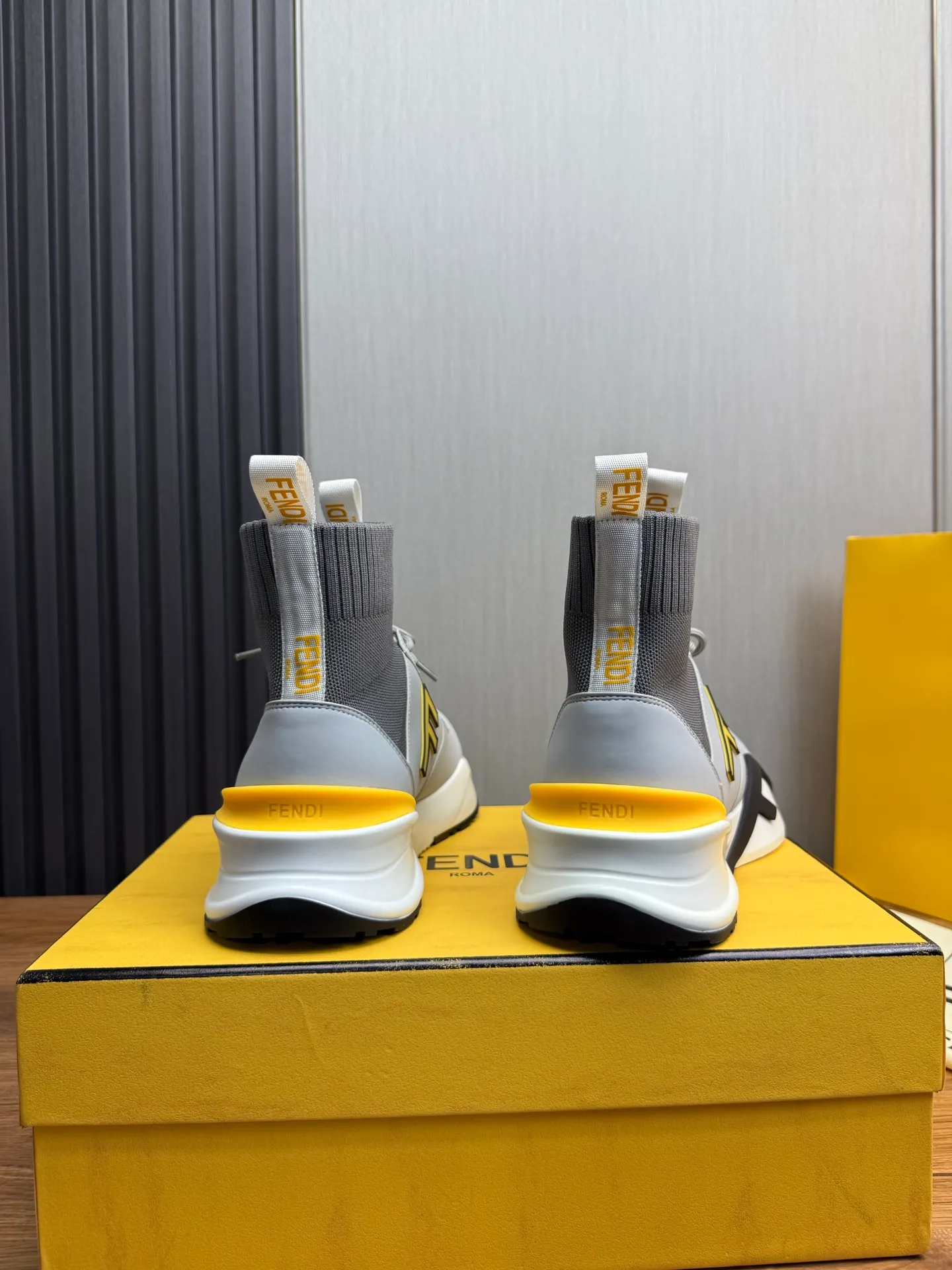 Men's men's shoes 💰560💰 Fendi [Fendi] hot style is on the market 🔥Fashionable casual men's shoes 🔱 Made of original brand fly knit fabric. Original cowhide + breathable mesh lining + sheepskin feet. Perfect shape and top quality, you deserve it 🔜Original rubber outsole, ultra-light, non-slip and wear-resistant 👣 Standard size 38-44